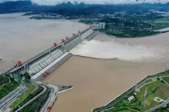 8月20日长江2020年第5号洪水洪峰抵达三峡枢纽工程。摄影：汤伟